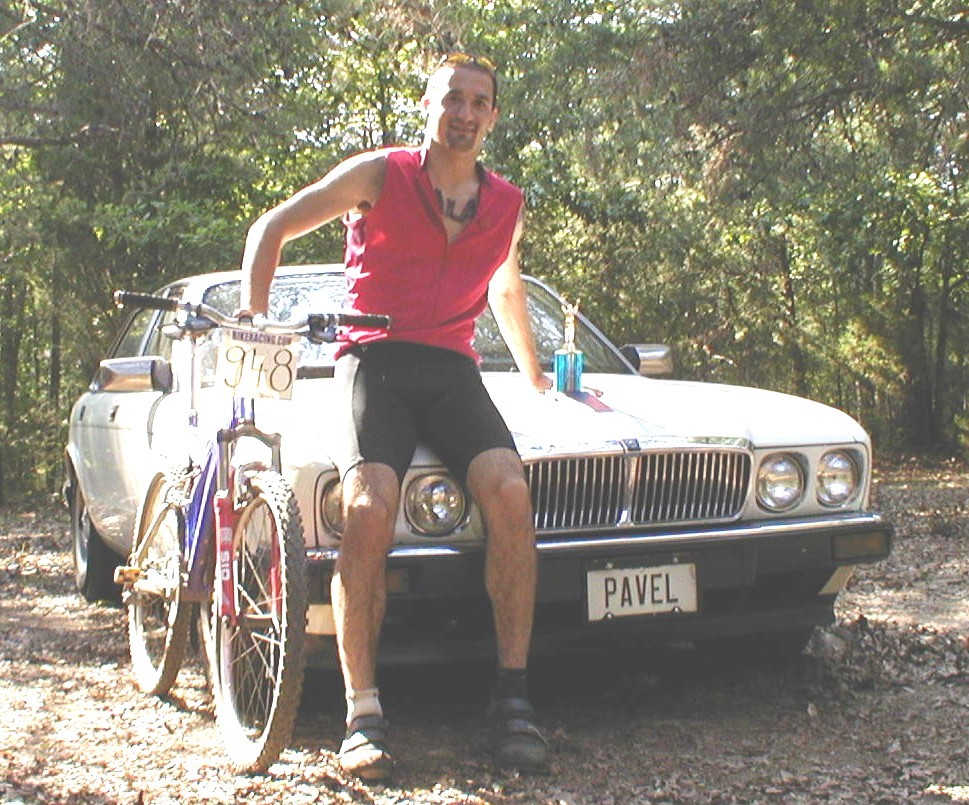 Pavel Trala Bike Winner></A></p> 

<p>Dojdn na kole do prce poskytlo Pavlovi vborn trning a bhem studia a prce v USA se vnoval zvodn.  astnil se zejmna zvod Atlantickho pohru na Vchodnm pobe, kde se pravideln umsoval na stupnch vtz.</p>

<p><b>Na kole pro dobrou vc</b></p>

<p>Jako jedin cyklista z esk republiky reprezentoval Pavel na charitativn jzd Face of America, kter byla poctou obtem tok na World Trade Center 11. z 2001.  Na tto akci ml Pavel tu est jet po boku cyklistickch es, jakm je napklad Greg Lemond.</p>

<p><A href=